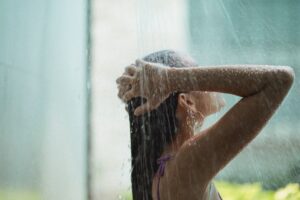 mujer lavándose el pelo