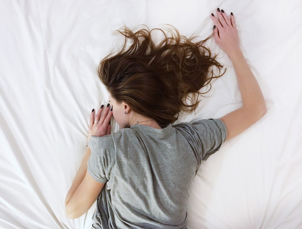 mujer durmiendo con el cabello suelto