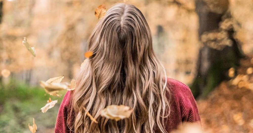 mujer con pelo sano durante el otoño