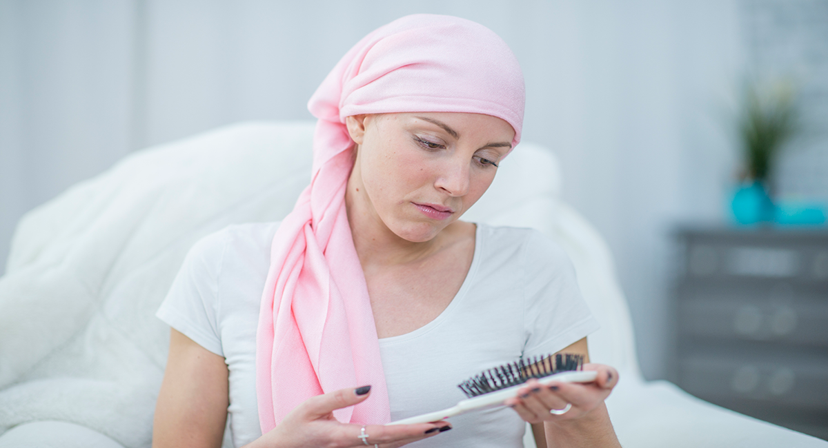 Mujer con cáncer preocupada por el cabello