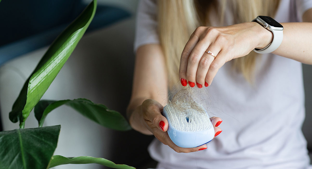 mujer mostrando su caída de cabello