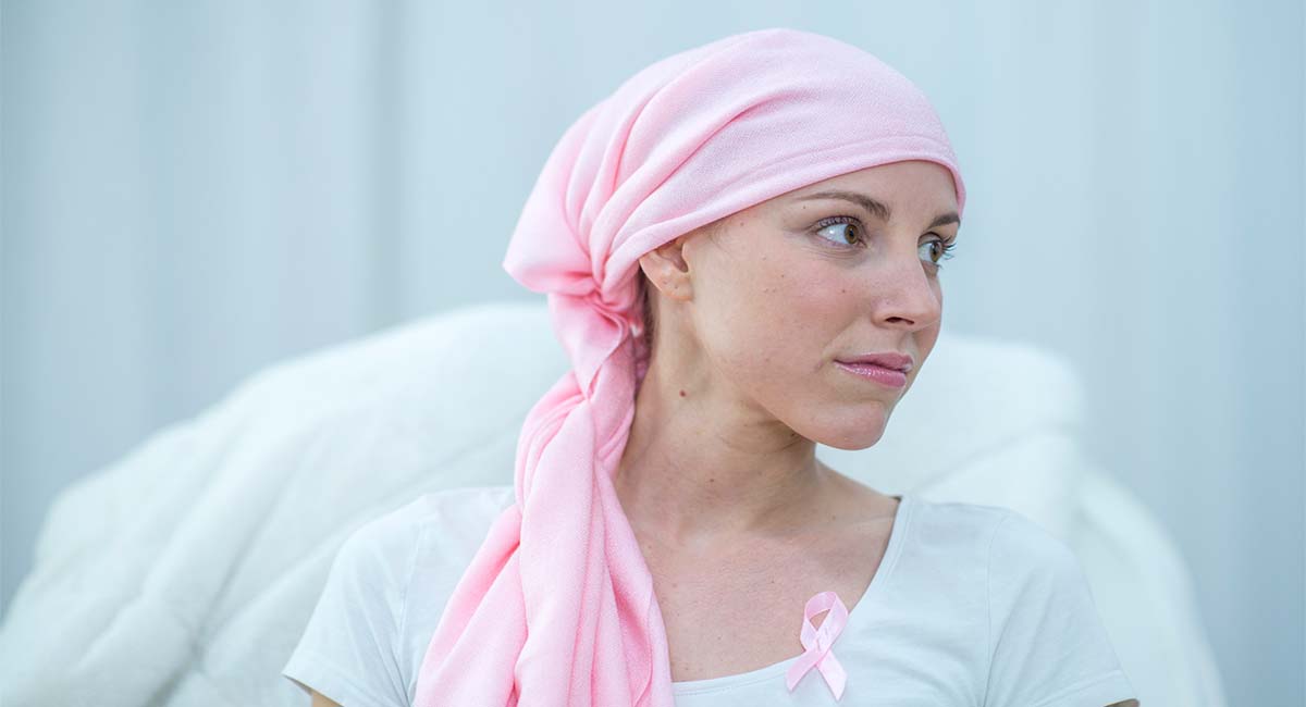 mujer con pañuelo en la cabeza al ser diagnosticada con melanoma