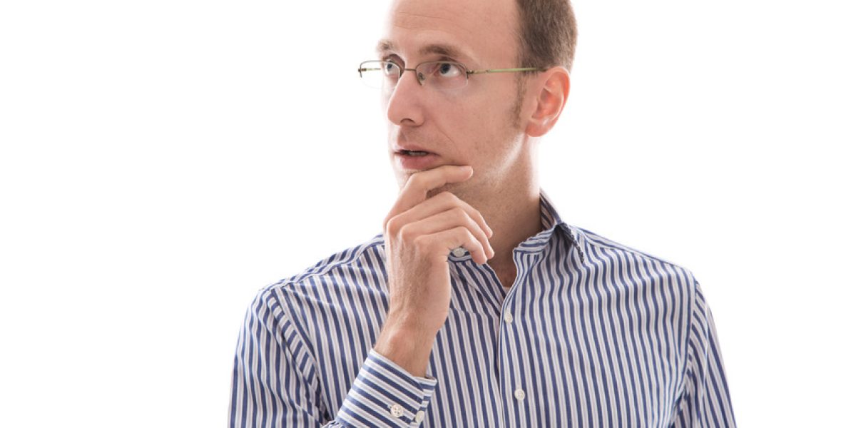 Mann isoliert mit Brille nachdenklich, skeptisch, unsicher